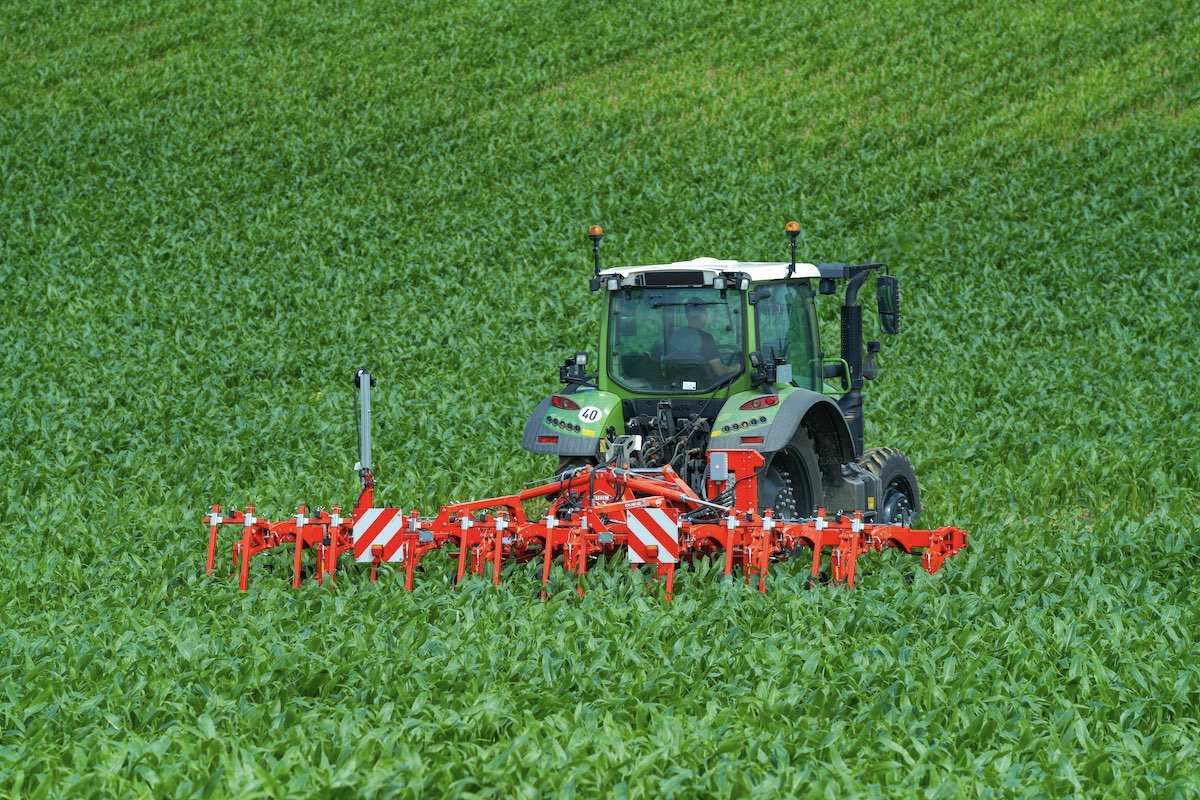 La sarchiatrice di precisione KUHN Rowliner a 8 file permette il diserbo meccanico anche su colture ben sviluppate